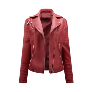 Detailansicht der roten Leder-Bikerjacke mit Silber-Reißverschlüssen und Steppmuster