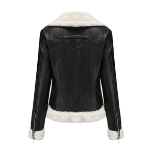 Détail de veste en similicuir avec bordure en fourrure synthétique aux poignets