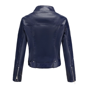 Rückansicht einer dunkelblauen Kunstlederjacke mit silbernen Reißverschlüssen und Gürtel