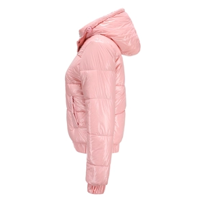 Detalle de la chaqueta acolchada rosa brillante con capucha y acabado impermeable