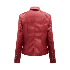Rückansicht der roten PU-Leder Bikerjacke mit Steppdetails und Reißverschlüssen am Ärmel