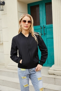Detail einer leichten Bomberjacke mit Ärmeltasche und gerippten Bündchen für Damen
