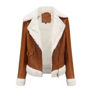 Détail d'une veste en similicuir marron avec doublure et col en faux mouton blanc