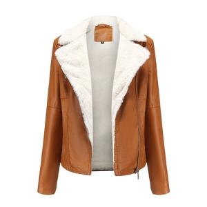 Détail de la veste biker en simili cuir camel avec doublure en sherpa blanc