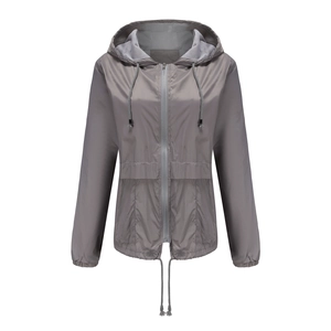 Détail d'un coupe-vent gris foncé léger avec cordons réglables et doublure en maille
