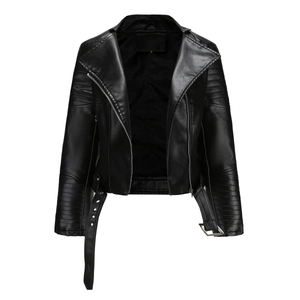 Detailansicht der schwarzen Damen-Lederjacke aus PU mit Steppärmeln und Metallgürtel
