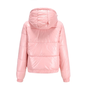 Vista trasera de chaqueta acolchada rosa brillante con capucha y acolchado horizontal