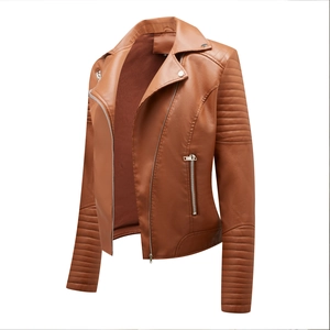 Detailansicht der braunen Kunstlederjacke mit Metallreißverschlüssen und gesteppten Schultern