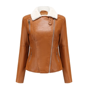 Détail de la veste de motard en similicuir caramel avec col en faux mouton et fermeture éclair