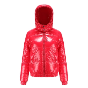 Detalle de chaqueta acolchada roja brillante con capucha y tela revestida 20D resistente