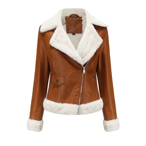 Détail de la veste en cuir marron avec doublure en fourrure blanche et fermeture éclair