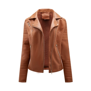 Detailansicht der braunen PU-Leder Bikerjacke mit gesteppten Schultern und Revers