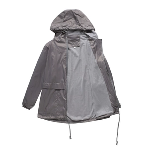 Détail du coupe-vent gris montrant la doublure en mesh et le cordon de serrage