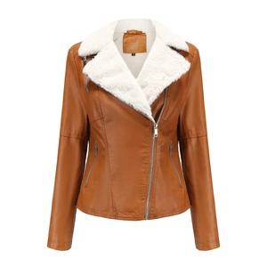 Détail de la veste en similicuir avec col sherpa blanc et fermeture éclair argentée