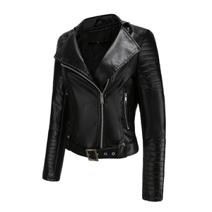 Details einer schwarzen Bikerjacke aus Kunstleder mit Reißverschluss und gesteppten Ärmeln
