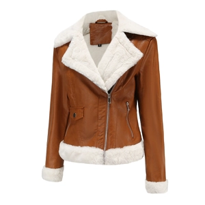 Détails de la doublure en fausse fourrure blanche et cuir PU caramel sur veste motard