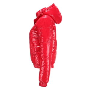 Detalles de la chaqueta de invierno roja brillante con capucha, acolchado y puños elásticos