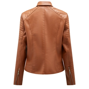Rückansicht der braunen Kunstleder-Bikerjacke in schmaler Passform mit Steppnähten
