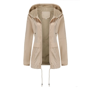 Détail d'un coupe-vent à capuche avec doublure en mesh respirant et cordon de serrage beige