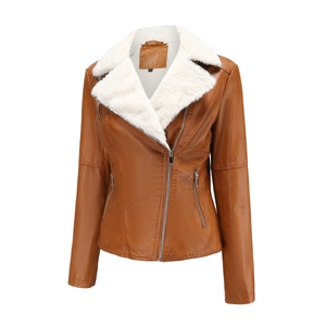Détail de la veste d'hiver en similicuir avec col en peau de mouton blanche et zip