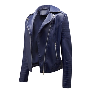 Detail der dunkelblauen Kunstleder-Bikerjacke mit silbernen Zippern und Stepptextur