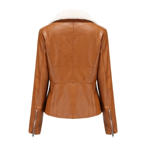 Détail du col en fausse fourrure et coutures au dos d'une veste en cuir marron