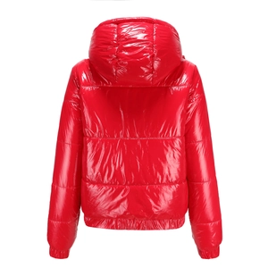 Vista trasera de la chaqueta roja brillante con capucha y acolchado de costura horizontal