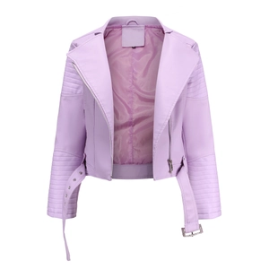 Detail der lavendelfarbenen Kunstleder-Motorradjacke mit gesteppten Ärmeln und Gürtel
