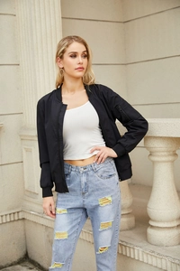 Detail der schwarzen Bomberjacke mit Ärmeltasche und Rippbündchen an einem Streetwear-Model