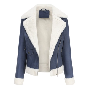 Détail de la veste motard en daim bleu marine avec doublure en polaire blanche