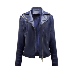 Detailansicht der dunkelblauen Lederjacke mit schrägem Reißverschluss und Schulterfalten