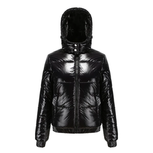 Detalle de chaqueta negra brillante con capucha de tela impermeable 20D y botones plateados