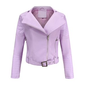Detail der fliederfarbenen PU-Leder Bikerjacke mit Revers und gesteppten Ärmeldetails