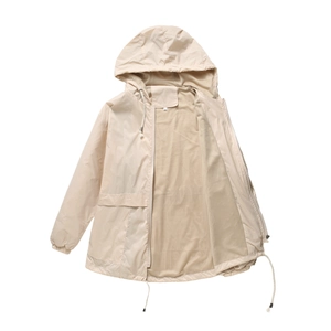Coupe-vent beige à capuche léger avec doublure en maille respirante et cordons réglables