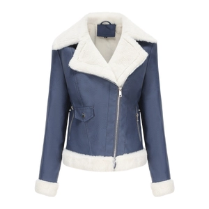 Détail de la veste biker bleu marine en simili daim avec doublure en polaire blanche
