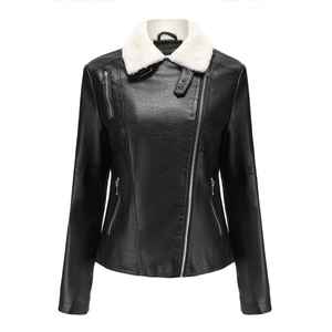 Gros plan sur la veste en similicuir noir avec col en fourrure blanche et zips métalliques