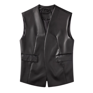 Gilet sans manches en similicuir noir pour femme avec col en V et poches sur fond blanc