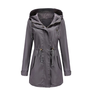 Detalle de parka gris oscuro con capucha, cordón ajustable en la cintura y cierre cremallera
