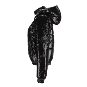 Vista lateral del plumífero negro brillante con capucha con puños elásticos y tejido impermeable