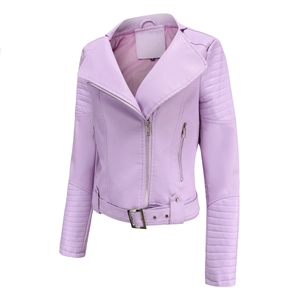 Detail einer lavendelfarbenen Kunstleder-Bikerjacke mit Revers und Schulterfalten