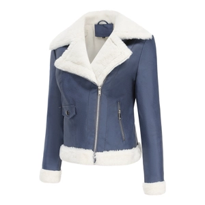 Détail du blouson motard en similicuir bleu avec doublure polaire blanche et zip