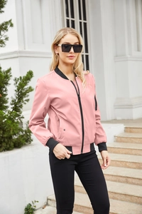 Detailaufnahme der rosa Bomberjacke mit schwarzen Strickbündchen und Ärmeltasche