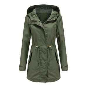 Detalle de la parka de algodón verde militar con cordón ajustable y cierre doble