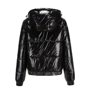Vista trasera de chaqueta negra brillante con capucha, acolchado horizontal y cordones