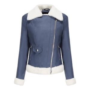 Détail de veste en similicuir bleu marine avec doublure polaire blanche et fermeture éclair