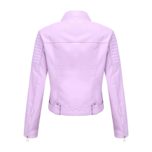 Rückansicht der lavendelfarbenen Leder-Bikerjacke mit gesteppten Schultern und Gürtel