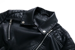 Detail der schwarzen Bikerjacke aus Kunstleder mit Revers und silbernen Metall-Reißverschlüssen