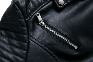 Detailaufnahme der schwarzen Lederjacke mit silbernem Reißverschluss und Steppmuster