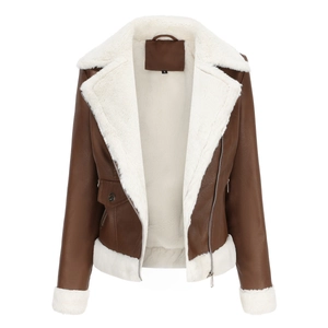 Détail d'une veste marron en similicuir avec doublure en peau de mouton et étiquette de taille