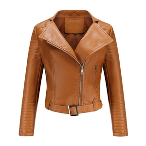 Detailansicht der Damen-Bikerjacke aus Kunstleder mit Steppmuster und Gürtel in Karamell